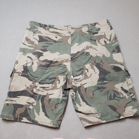 WRANGLER  Camo Cargo Shorts AUTHENTICS ▪︎ Camo Cargo Shorts▪︎ Pockets ▪︎ Size 42 - Picture 1 of 10